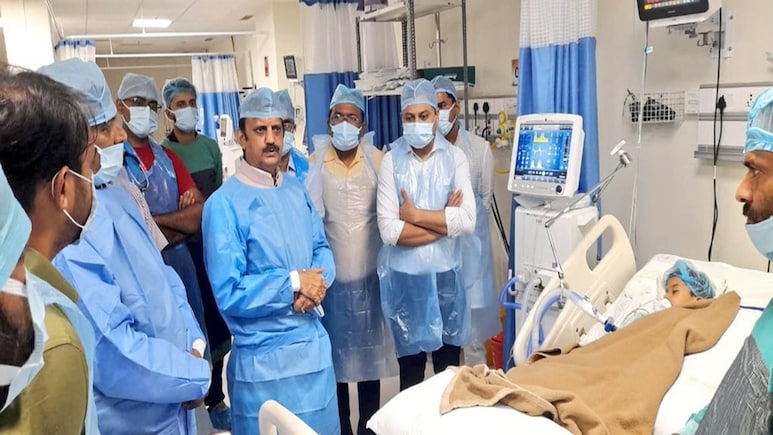 Chhindwara Cough Syrup Case: डिप्टी CM ने छिंदवाड़ा के CMHO व सिविल सर्जन को पद से हटाया Chhindwara Cough Syrup Case: डिप्टी CM ने छिंदवाड़ा के CMHO व सिविल सर्जन को पद से हटाया