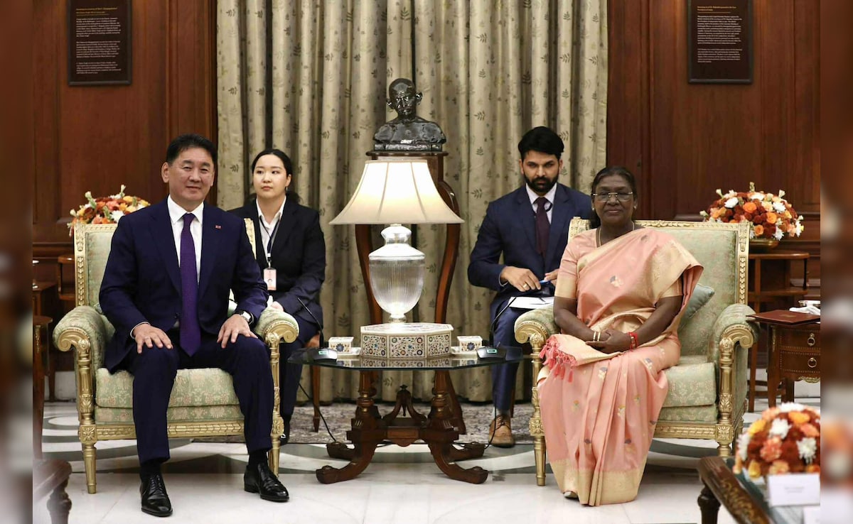 Khurelsukh Ukhnaa met President Droupadi at Rashtrapati Bhavan. He and his delegation were accorded a warm welcome. Khurelsukh Ukhnaa met President Droupadi at Rashtrapati Bhavan. He and his delegation were accorded a warm welcome.