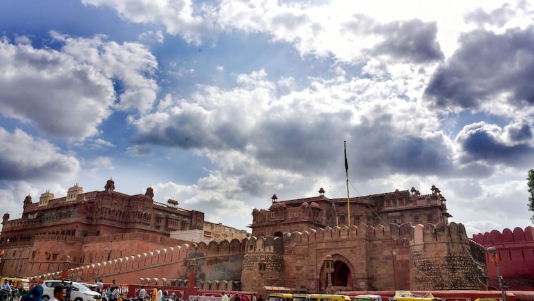 Rajasthan Rain: राजस्थान में वेस्टर्न डिस्टर्बेंस कमजोर, तापमान में दर्ज गिरावट; जानें करवाचौथ पर कैसा रहेगा मौसम Rajasthan Rain: राजस्थान में वेस्टर्न डिस्टर्बेंस कमजोर, तापमान में दर्ज गिरावट; जानें करवाचौथ पर कैसा रहेगा मौसम