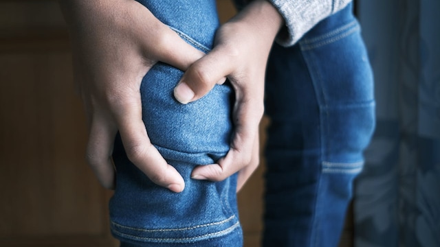 Rheumatoid arthritis and osteoarthritis differ based on the severity of joint pain they can cause