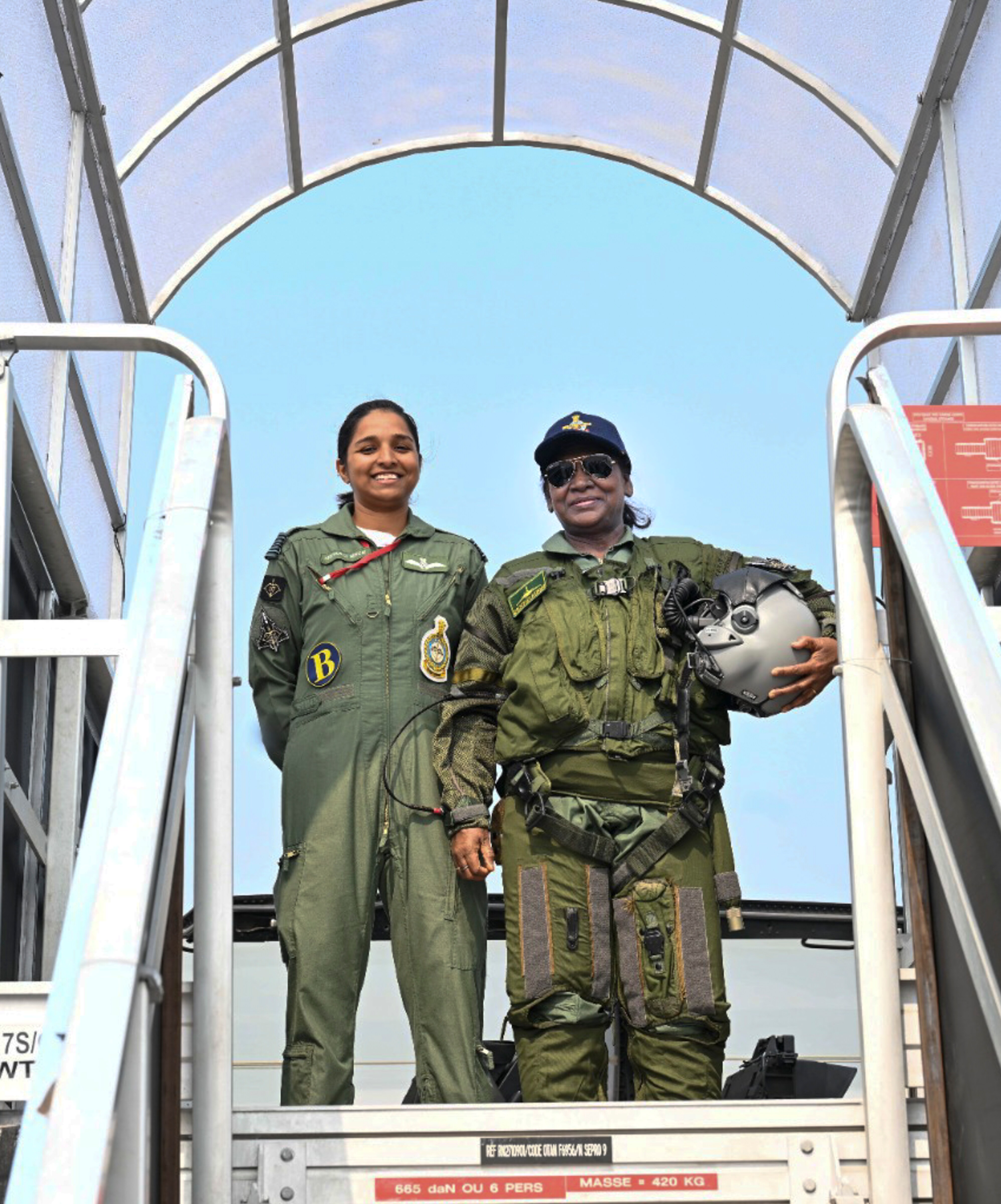 अंबाला में IAF पायलट शिवांगी सिंह के साथ राष्ट्रपति द्रौपदी मुर्मू. अंबाला में IAF पायलट शिवांगी सिंह के साथ राष्ट्रपति द्रौपदी मुर्मू.