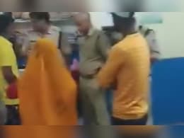 पेट्रोल डालकर थाने को आग के हवाले कर देने की पुलिस को धमकी, रिपोर्ट दर्ज कराने गए लोगों ने किया जमकर हंगामा पेट्रोल डालकर थाने को आग के हवाले कर देने की पुलिस को धमकी, रिपोर्ट दर्ज कराने गए लोगों ने किया जमकर हंगामा