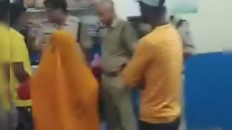 पेट्रोल डालकर थाने को आग के हवाले कर देने की पुलिस को धमकी, रिपोर्ट दर्ज कराने गए लोगों ने किया जमकर हंगामा पेट्रोल डालकर थाने को आग के हवाले कर देने की पुलिस को धमकी, रिपोर्ट दर्ज कराने गए लोगों ने किया जमकर हंगामा