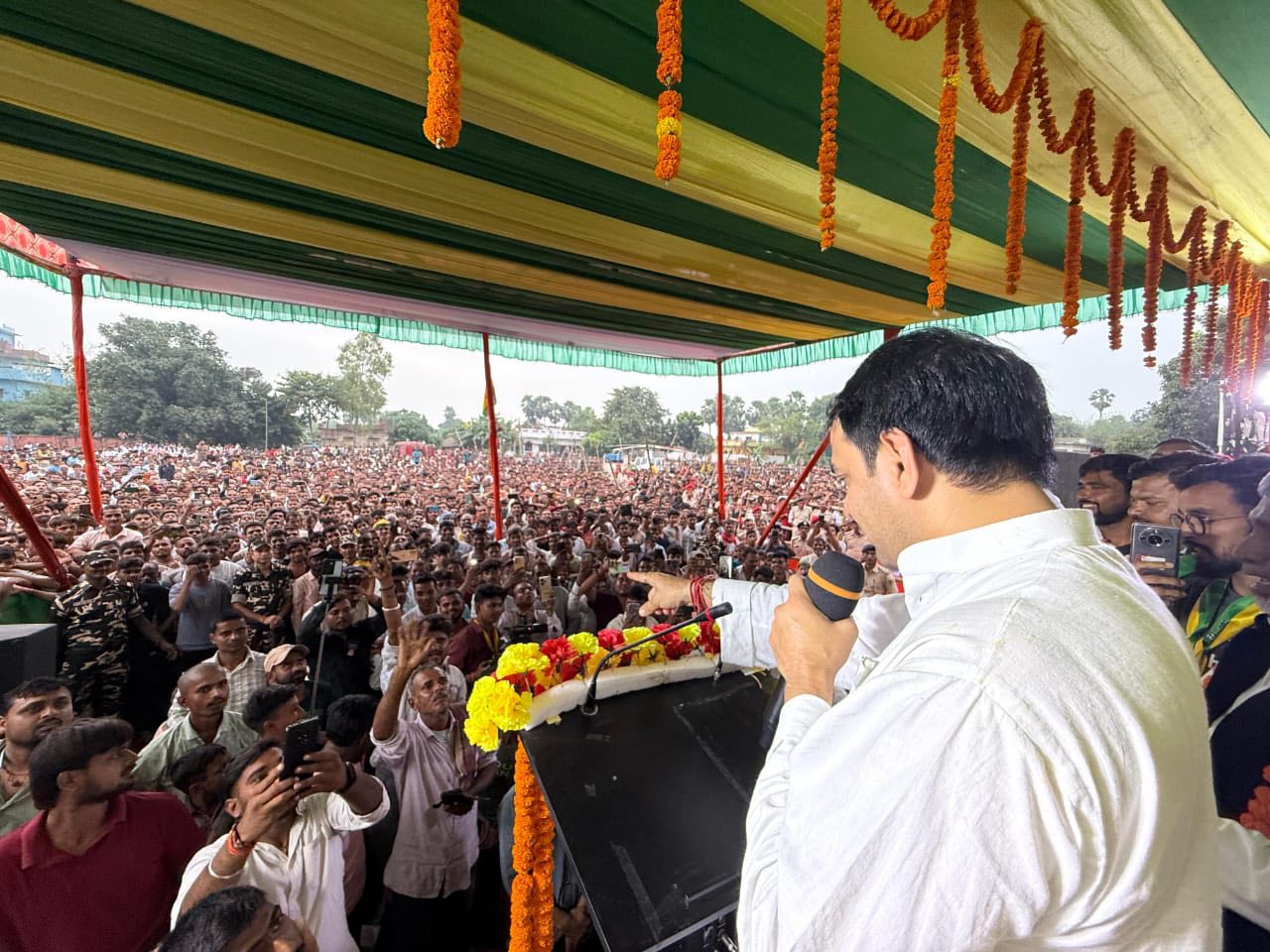 तेज प्रताप यादव की जनसभाओं में उमड़ रही भीड़ किसके लिए खतरा? जानिए क्यों लोग जुट रहे