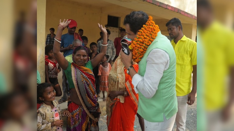 भगवान की शरण में प्रत्याशी... मंदिर में विभा, अनिल और मो कामरान ने की मंदिर पूजा, नीतू ने की इबादत भगवान की शरण में प्रत्याशी... मंदिर में विभा, अनिल और मो कामरान ने की मंदिर पूजा, नीतू ने की इबादत