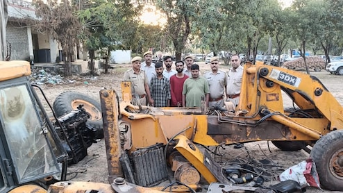 चित्तौड़गढ़ में अनोखी चोरी, घर के बाहर खड़ी JCB मशीन को चोरों ने खोलकर टुकड़ों में बिखेरा