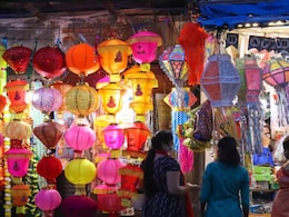 Diwali Shopping :  ग्राहकांनो, आता पैशांची होईल मोठी बचत! कशी कराल दिवाळीची शॉपिंग? Online की Offline? वाचा Diwali Shopping :  ग्राहकांनो, आता पैशांची होईल मोठी बचत! कशी कराल दिवाळीची शॉपिंग? Online की Offline? वाचा