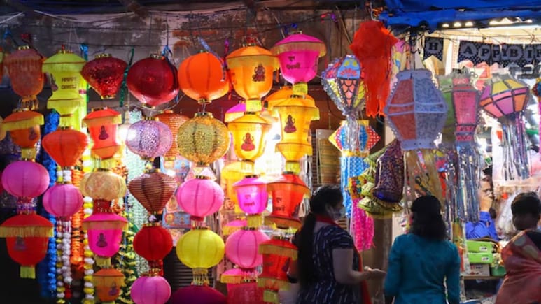 Diwali Shopping : ग्राहकांनो, आता पैशांची होईल मोठी बचत! कशी कराल दिवाळीची शॉपिंग? Online की Offline? वाचा Diwali Shopping : ग्राहकांनो, आता पैशांची होईल मोठी बचत! कशी कराल दिवाळीची शॉपिंग? Online की Offline? वाचा