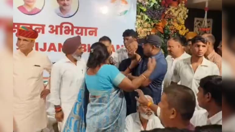 Rajasthan Politics: अजमेर कांग्रेस की बैठक में गहलोत-पायलट समर्थकों के बीच भारी टकराव, कार्यक्रम में हंगामा