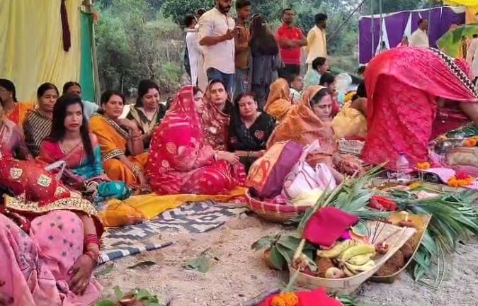 बलरामपुर में भक्त छठी मैया की भक्ति में लीन दिखे।  बलरामपुर में भक्त छठी मैया की भक्ति में लीन दिखे।