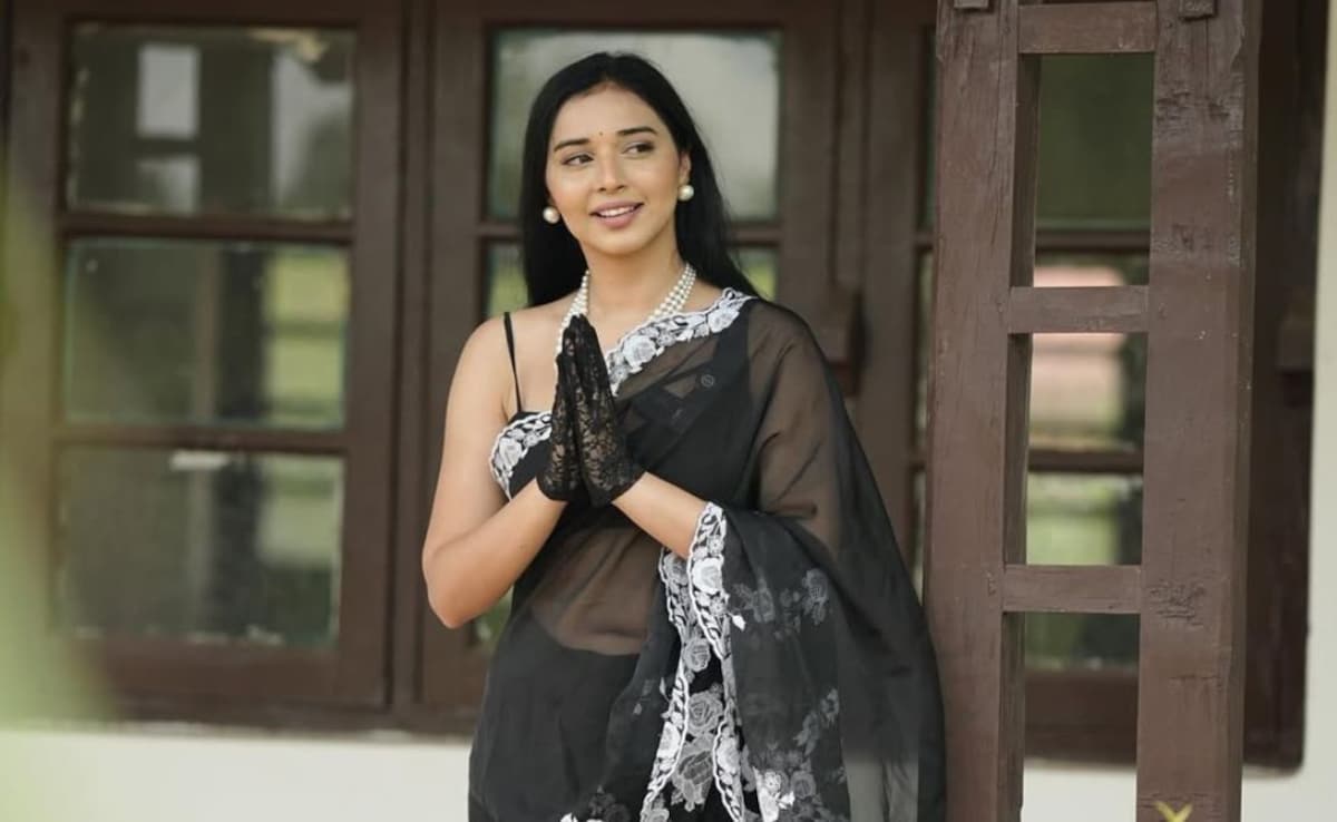 Tanya Mittal posing in a black saree Tanya Mittal posing in a black saree
