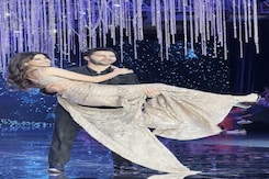 Varun Dhawan Lifts Janhvi Kapoor As They Shine On The Ramp Varun Dhawan Lifts Janhvi Kapoor As They Shine On The Ramp