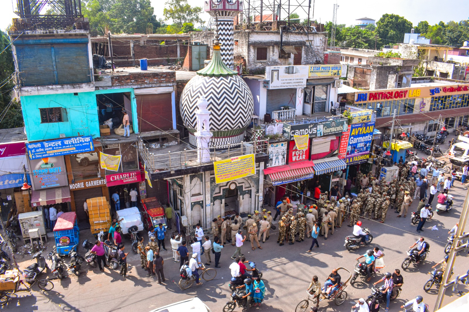 Bareilly Violence News: जुमे की नमाज से पहले बरेली में हाई अलर्ट, इंटरनेट बंद, ड्रोन से भी निगरानी