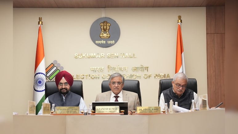 बिहार चुनाव की तैयारियों पर चुनाव आयोग की वीडियो कांंफ्रेसिंग, 348 ऑब्जर्वर्स को दिए सख्त निर्देश बिहार चुनाव की तैयारियों पर चुनाव आयोग की वीडियो कांंफ्रेसिंग, 348 ऑब्जर्वर्स को दिए सख्त निर्देश