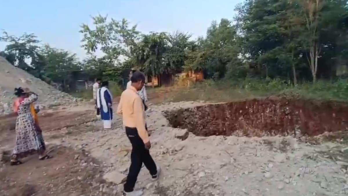 स्कूल परिसर में गड्ढे मिले स्कूल परिसर में गड्ढे मिले