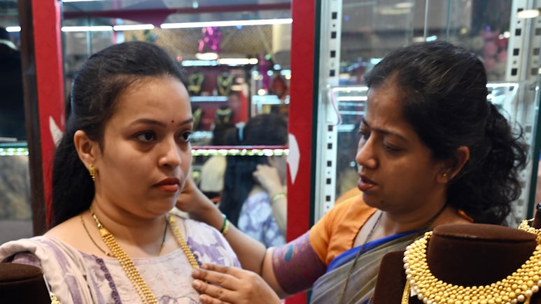 त्योहारी हफ्ते में 8,000 रुपये से ज्यादा बढ़ी सोने की कीमत, चांदी 1.70 लाख रुपये के करीब त्योहारी हफ्ते में 8,000 रुपये से ज्यादा बढ़ी सोने की कीमत, चांदी 1.70 लाख रुपये के करीब
