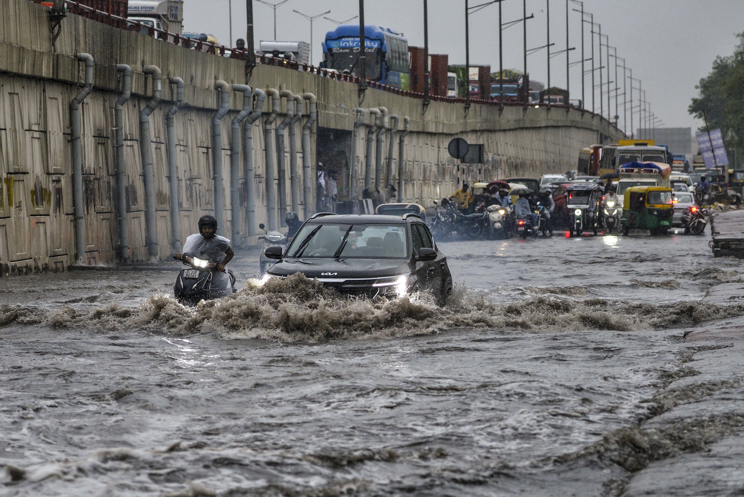 खौफनाक! दिल्ली में बारिश का ऐसा तांडव, बह गया हाथ में मोबाइल लिए शख्स, आगे क्या हुआ?
