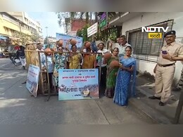 Kalyan News: KDMC मुख्यालयासमोर मडका फोडो आंदोलन, डोक्यावर मडके घेवून महिलांचा संताप Kalyan News: KDMC मुख्यालयासमोर मडका फोडो आंदोलन, डोक्यावर मडके घेवून महिलांचा संताप