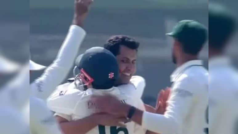 PAK vs SA: आसिफ अफरीदी ने 38 साल की उम्र में किया डेब्यू, 5 विकेट लेकर पहले ही मैच में तोड़ दिया 92 साल पुराना वर्ल्ड रिकॉर्ड PAK vs SA: आसिफ अफरीदी ने 38 साल की उम्र में किया डेब्यू, 5 विकेट लेकर पहले ही मैच में तोड़ दिया 92 साल पुराना वर्ल्ड रिकॉर्ड