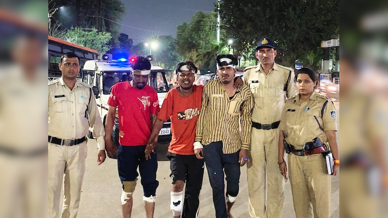 "चाकूबाजी पाप है, पुलिस हमारी बाप है..." लंगड़ाती हालत में आरोपियों का निकाला जुलूस, चाकूबाजी कर फैला रहे थे दहशत "चाकूबाजी पाप है, पुलिस हमारी बाप है..." लंगड़ाती हालत में आरोपियों का निकाला जुलूस, चाकूबाजी कर फैला रहे थे दहशत