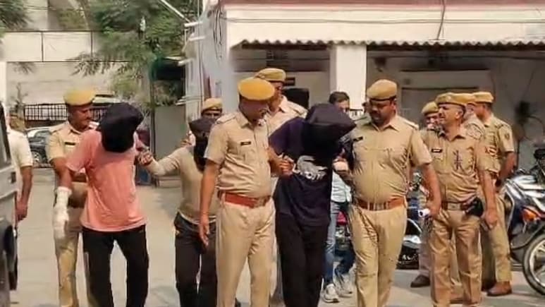 Rajasthan: नकली पुलिसकर्मी बनकर पूर्व भाजपा मंत्री के दामाद से मारपीट करने वाले गिरफ्तार, असली पुलिस ने चलने लायक नहीं छोड़ा Rajasthan: नकली पुलिसकर्मी बनकर पूर्व भाजपा मंत्री के दामाद से मारपीट करने वाले गिरफ्तार, असली पुलिस ने चलने लायक नहीं छोड़ा