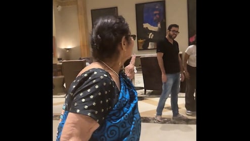 500 फिल्में कर चुका ये एक्टर अपनी 'दुलारी मां' संग गया फाइव स्टार होटल, वीडियो देख कहेंगे 'बेटा नंबर वन'