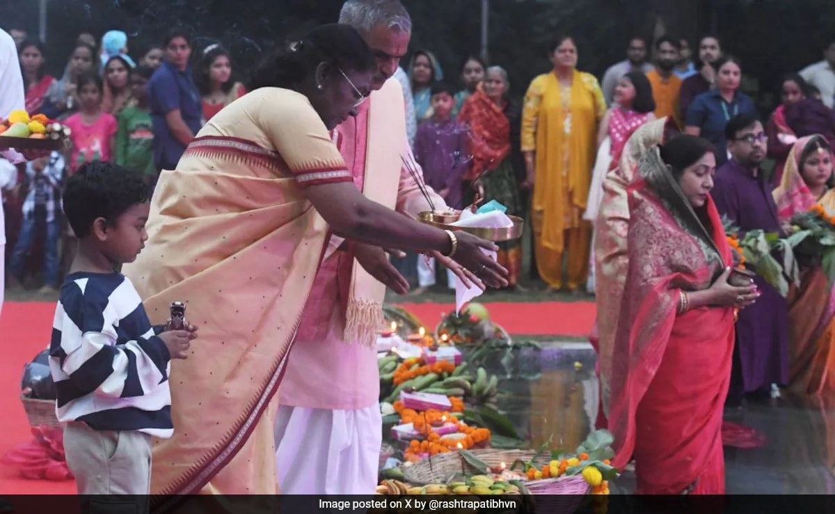President Droupadi Murmu Participates in Chhath Puja, Prays for Citizens' Well-being article image