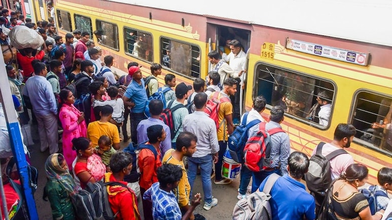 Chhath Puja Special Trains: छठ के बाद वापसी के लिए रेलवे ने किया 6,181 स्पेशल ट्रेनों का ऐलान, तारीख नोट कर लीजिए Chhath Puja Special Trains: छठ के बाद वापसी के लिए रेलवे ने किया 6,181 स्पेशल ट्रेनों का ऐलान, तारीख नोट कर लीजिए