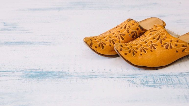 Women Best Ethnic Jutti: ये है स्टाइल और कम्फर्ट का परफेक्ट कॉम्बो, दाम देख उड़ जाएंगे आपके होश Women Best Ethnic Jutti: ये है स्टाइल और कम्फर्ट का परफेक्ट कॉम्बो, दाम देख उड़ जाएंगे आपके होश