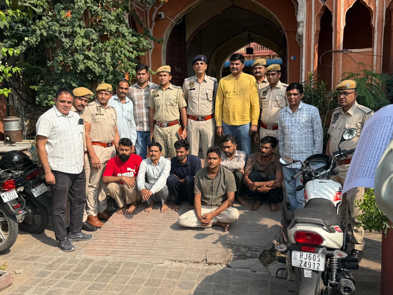 पुलिस कि गिरफ्त में आरोपी. पुलिस कि गिरफ्त में आरोपी.
