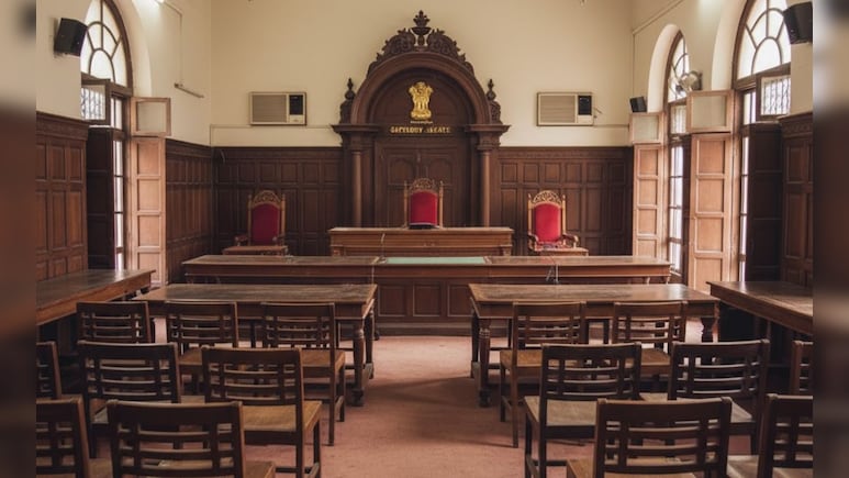 Man Throws Slippers At Ahmedabad Judge, A Week After Supreme Court Incident Man Throws Slippers At Ahmedabad Judge, A Week After Supreme Court Incident