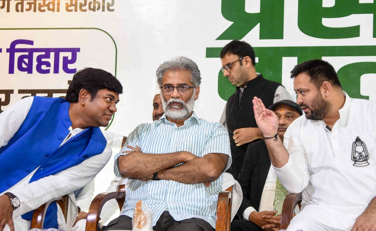 महागठबंधन ने राजद नेता तेजस्वी यादव को युवा नेता के रूप में प्रोजेक्ट किया है, जिससे वह जंगलराज की छवि से बाहर आया जा सके.  महागठबंधन ने राजद नेता तेजस्वी यादव को युवा नेता के रूप में प्रोजेक्ट किया है, जिससे वह जंगलराज की छवि से बाहर आया जा सके.