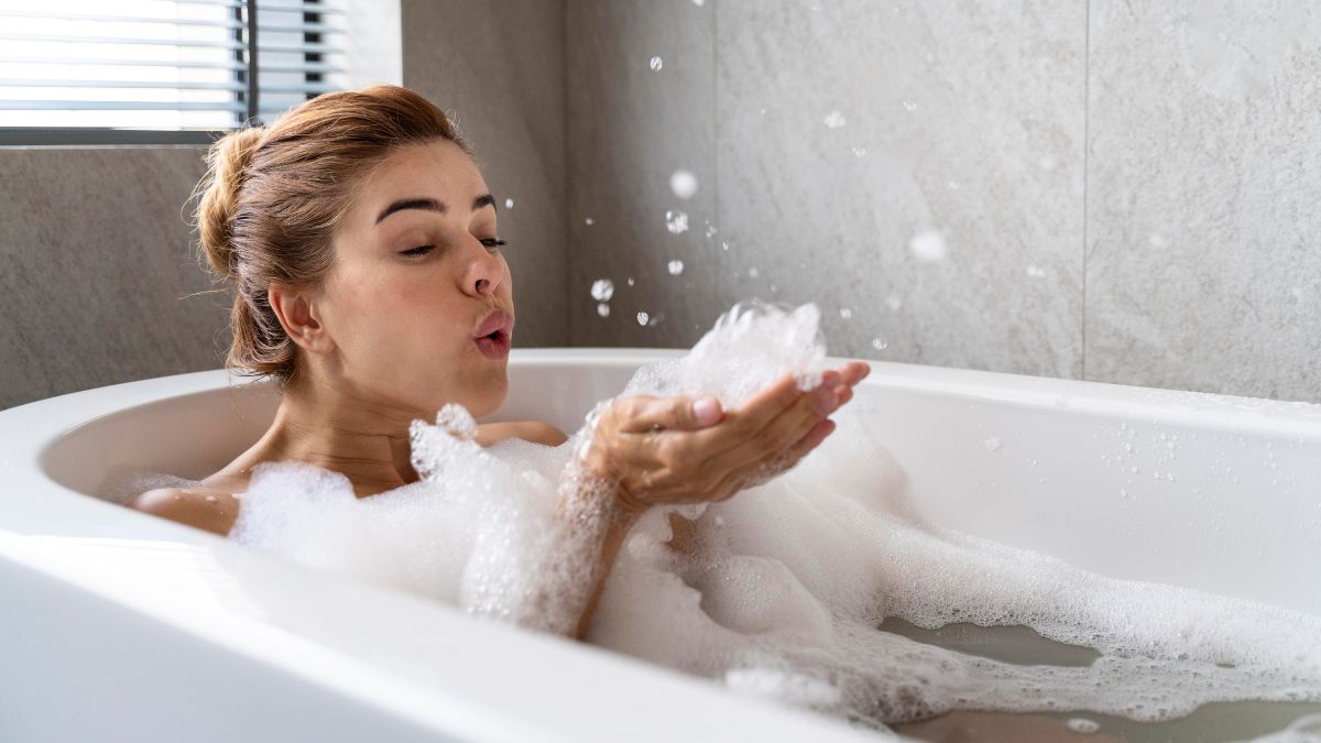 मुझे कितनी बार नहाना चाहिए? | ek din me kitni bar nahana chahiye, क्या रोज़ नहाना ज़रूरी है,Roj nahana chahiye ki nahin, बहुत बार नहाने से क्या नुकसान होता है,bar bar nahane se kya hota hai, कितनी देर तक नहाना चाहिए,Kitni Der tak nahana chahiye, सर्दियों में कितनी बार नहाना चाहिए,Sardiyon me Kitni baar nahana chahiye, क्या बहुत गरम पानी से नहाना नुकसानदायक है,garam pani se nahane ke nuksan, नहाने के बाद मॉइस्चराइज़र क्यों लगाना चाहिए,nahane ke baad moisturizer lagana chahiye ya nahi, क्या हर दिन बालों में शैम्पू करना चाहिए,roj shampoo lagane ke nuksan, व्यायाम के बाद नहाना कितना ज़रूरी है,exercise ke baad nahane se kya hota hai, बिना नहाए शरीर से गंध क्यों आती है,Bina Nahane Shareer se Badbu kyu aati hai, क्या नहाने से त्वचा की तेल परत खराब होती है,Kya Jyada Nahane se Skin Kharab Hoti Hai, बिना नहाए कितने दिन तक रह सकते हैं,Bina Nahaye Kitne Din Rah Skate hain, ठंडे पानी से नहाने के फायदे क्या हैं,Thande Pani Se Nahane Ke Kya Fayde Hain, क्या सिर्फ मुख्य हिस्से धोना पर्याप्त है,Kya Munh Hath Dhona kaafi hai, नहाने के बाद तौलिये की सफाई कितनी जरूरी है,Nahane Ke Baad Toliya kitne din Me Saaf Kare, नहाने के बाद तुरंत कपड़े पहनने चाहिए या इंतज़ार करना चाहिए,Nahane Ke Kitni Der baad Kapde Pahanane Chahiye, नहाने का सबसे अच्छा समय कौन सा है,Kab Nahana Chahiye, नहाने के दौरान किन हिस्सों पर विशेष ध्यान देना चाहिए,Kaun Se hisso ko jyada saaf karna chahiye, नहाने के लिए साबुन, बॉडी वॉश या जेल-कौन बेहतर है,Sabun ya Body Wash KAun sa behtar hai, Latest and Breaking News on NDTV