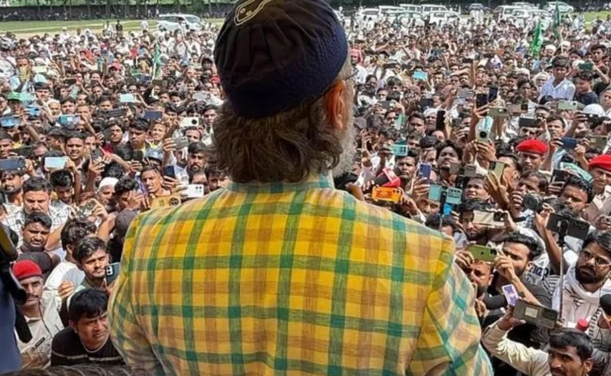 बिहार में एक चुनावी जनसभा को संबोधित करते एआईएमआईएम के प्रमुख असदुद्दीन ओवैसी. बिहार में एक चुनावी जनसभा को संबोधित करते एआईएमआईएम के प्रमुख असदुद्दीन ओवैसी.