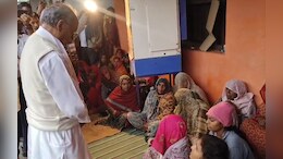 गुना में किसान की हत्या का मामला, पीड़ित परिवार से मिलने पहुंचे दिग्विजय सिंह, बोले- कानून-व्यवस्था लचर