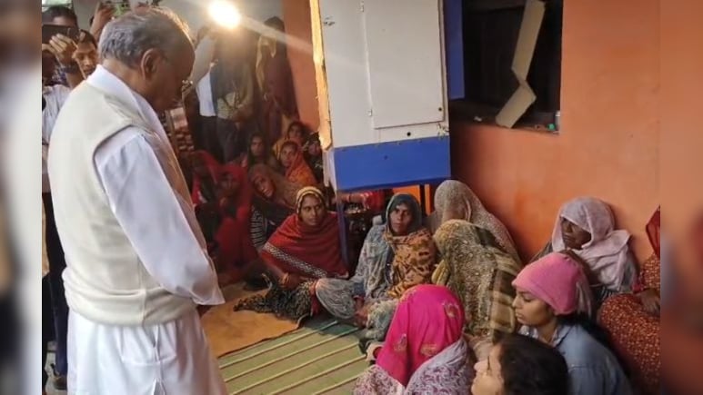 गुना में किसान की हत्या का मामला, पीड़ित परिवार से मिलने पहुंचे दिग्विजय सिंह, बोले- कानून-व्यवस्था लचर