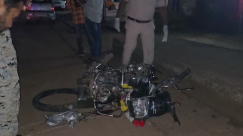 Road Accident: बोलेरो और बाइक की जोरदार भिड़ंत में दो युवकों की मौके पर मौत, मोटरसाइकिल के परखच्चे उड़े