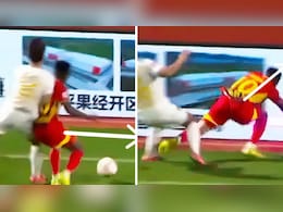 इंटरनेशनल फुटबॉलर की टूटी गर्दन, खिलाड़ी का लगा धक्का और सीधे LED बोर्ड से टकराया, खौफनाक वीडियो सामने आया इंटरनेशनल फुटबॉलर की टूटी गर्दन, खिलाड़ी का लगा धक्का और सीधे LED बोर्ड से टकराया, खौफनाक वीडियो सामने आया