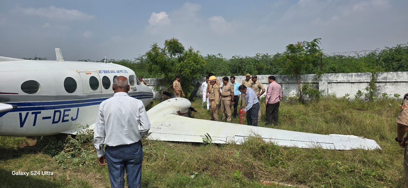 जेट सर्विस एविएशन प्राइवेट लिमिटेड का प्राइवेट जेट टेक ऑफ करते समय अनियंत्रित होकर पास बनी झाड़ियां में जा घुसा. जेट सर्विस एविएशन प्राइवेट लिमिटेड का प्राइवेट जेट टेक ऑफ करते समय अनियंत्रित होकर पास बनी झाड़ियां में जा घुसा.