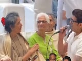 सतीश शाह की प्रार्थना सभा का सबसे इमोशनल पल, सोनू निगम ने गाते हुए दिवंगत एक्टर की पत्नी की तरफ किया माइक तो.. सतीश शाह की प्रार्थना सभा का सबसे इमोशनल पल, सोनू निगम ने गाते हुए दिवंगत एक्टर की पत्नी की तरफ किया माइक तो..