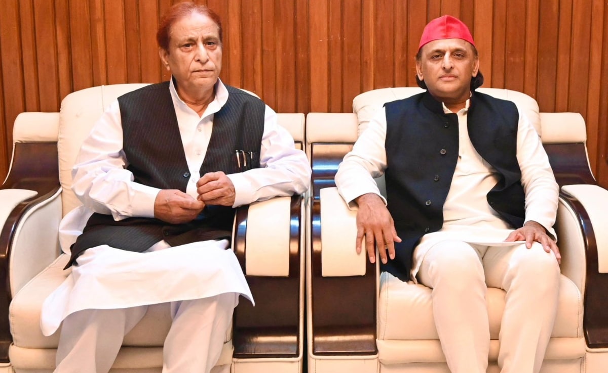 आजम खान 23 सितंबर को उत्तर प्रदेश की सीतापुर जेल से रिहा हुए. उसके बाद से यह अखिलेश यादव से पहली मुलाकात थी. आजम खान 23 सितंबर को उत्तर प्रदेश की सीतापुर जेल से रिहा हुए. उसके बाद से यह अखिलेश यादव से पहली मुलाकात थी.