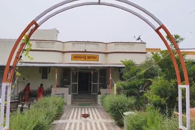 गौरव शर्मा हर वर्ष दिवाली पर अपने पैतृक घर आते हैं गौरव शर्मा हर वर्ष दिवाली पर अपने पैतृक घर आते हैं