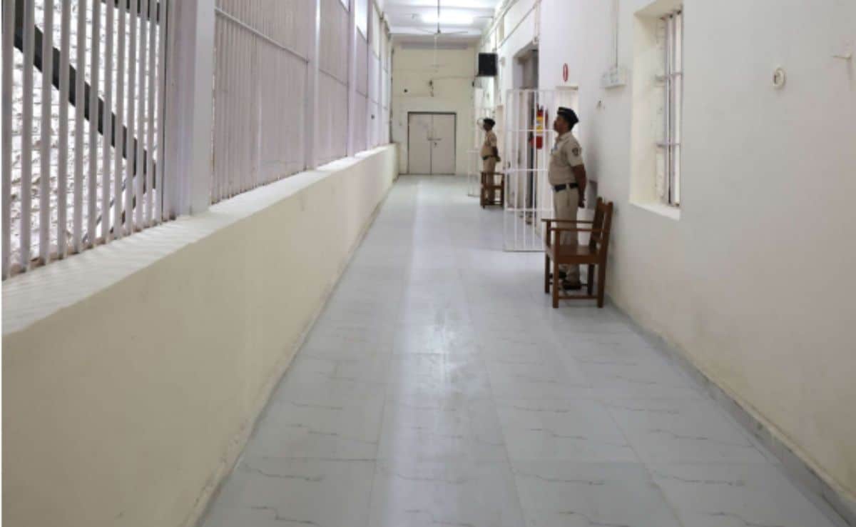 The wide corridor outside of Choksis cell has police deployment round the clock. The wide corridor outside of Choksis cell has police deployment round the clock.