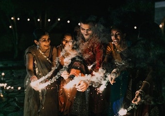 Diwali 2025: दिवाली पर बिना पटाखे फोड़े AI की मदद से बनाएं क्रैकर्स जलाते हुए फोटो