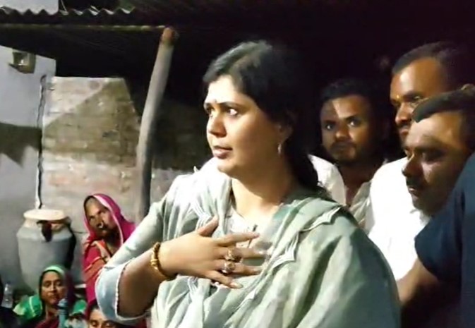 सतारा लेडी डॉक्‍टर सुसाइड केस: पंकजा मुंडे ने की पीड़ित परिवार से मुलाकात, कहां- मैं चुप नहीं बैठूंगी!