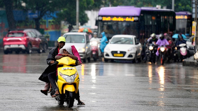 Maharashtra Rain : मोंथा चक्रीवादळाचा विदर्भाला फटका; 'या' जिल्ह्यांना ऑरेंज अलर्ट, अवकाळीमुळे बळीराजा हवालदिल Maharashtra Rain : मोंथा चक्रीवादळाचा विदर्भाला फटका; 'या' जिल्ह्यांना ऑरेंज अलर्ट, अवकाळीमुळे बळीराजा हवालदिल