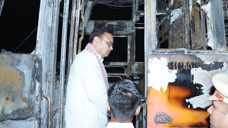 जैसलमेर बस हादसा: खबर मिलते ही मंत्री खींवसर के साथ मौके पर पहुंचे CM भजनलाल, भयावह मंजर देख हुए भावुक जैसलमेर बस हादसा: खबर मिलते ही मंत्री खींवसर के साथ मौके पर पहुंचे CM भजनलाल, भयावह मंजर देख हुए भावुक