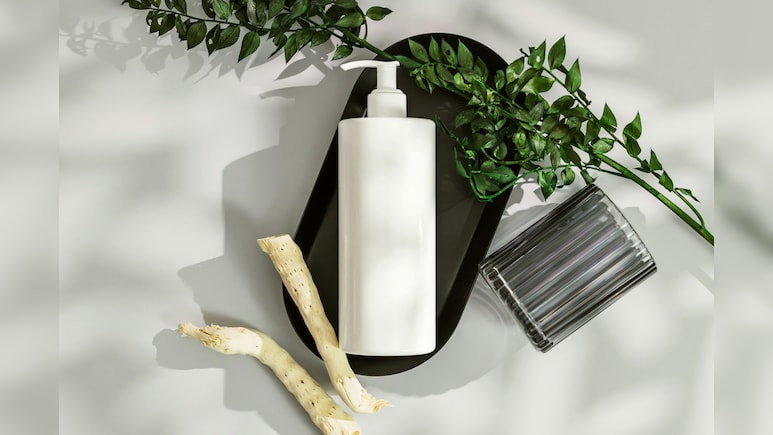 कमर तक लंबे बालों के लिए रामबाण नुस्खा है घर पर बना ये Powerful Herbal Shampoo, जानिए कैसे करें तैयार