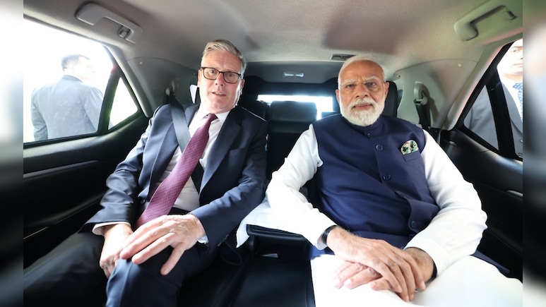 ब्रिटिश पीएम कीर स्टार्मर के साथ एक ही कार में दिखे पीएम मोदी, दोनों में दिखा गजब का तालमेल ब्रिटिश पीएम कीर स्टार्मर के साथ एक ही कार में दिखे पीएम मोदी, दोनों में दिखा गजब का तालमेल