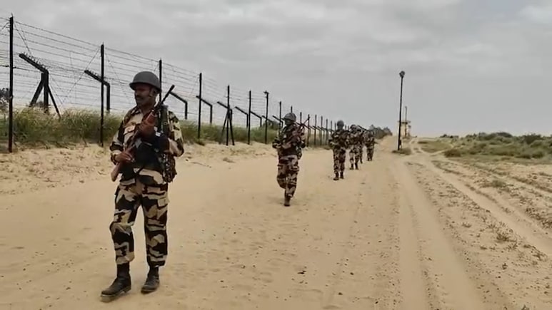भारत-पाक सीमा पर BSF ने पकड़े दो पाकिस्तानी घुसपैठिए, पूछताछ में बताया बहन से आए मिलने; एजेंसियां अलर्ट भारत-पाक सीमा पर BSF ने पकड़े दो पाकिस्तानी घुसपैठिए, पूछताछ में बताया बहन से आए मिलने; एजेंसियां अलर्ट